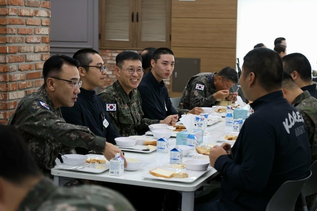 육군총장, 육군훈련소·부사관학교 방문…장병 급식·훈련장 점검