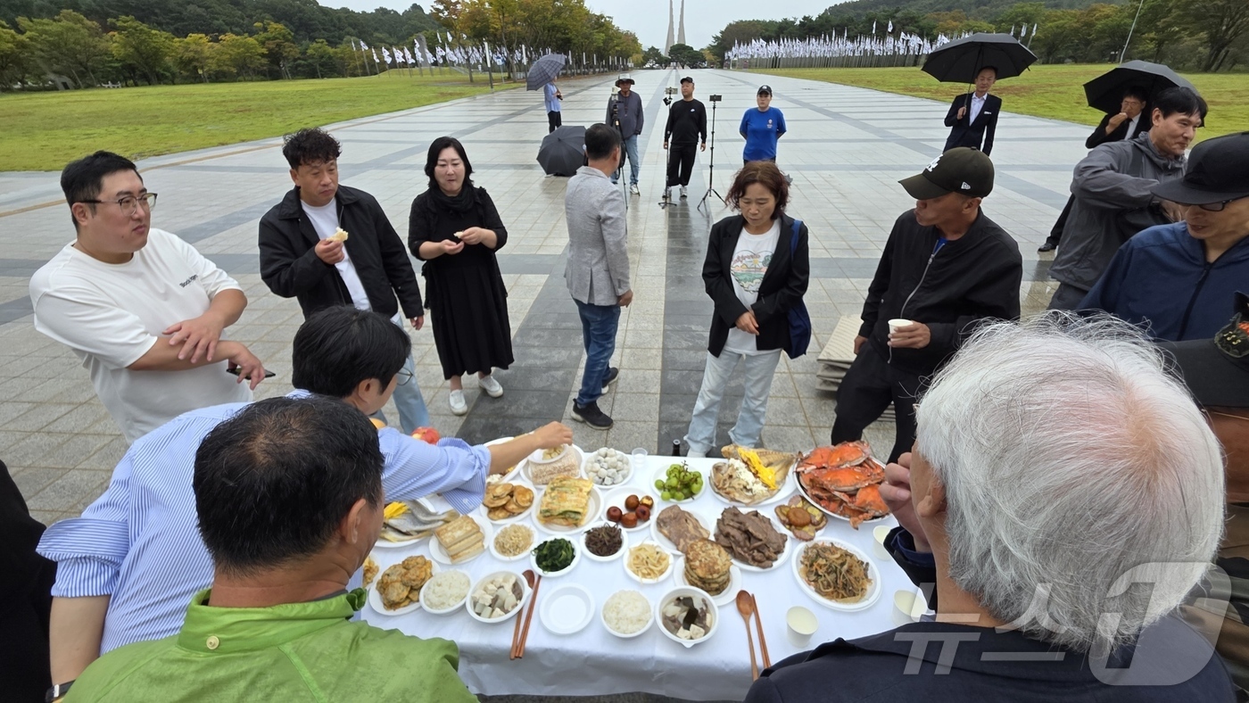 (천안=뉴스1) 이시우 기자 = 김형석 독립기념관장의 파면을 촉구하며 48일째 점거 농성 중인 역사독립국민행동이 추석인 6일 충남 천안시 독립기념관 겨레의 집 앞에 추석 차례를 지 …