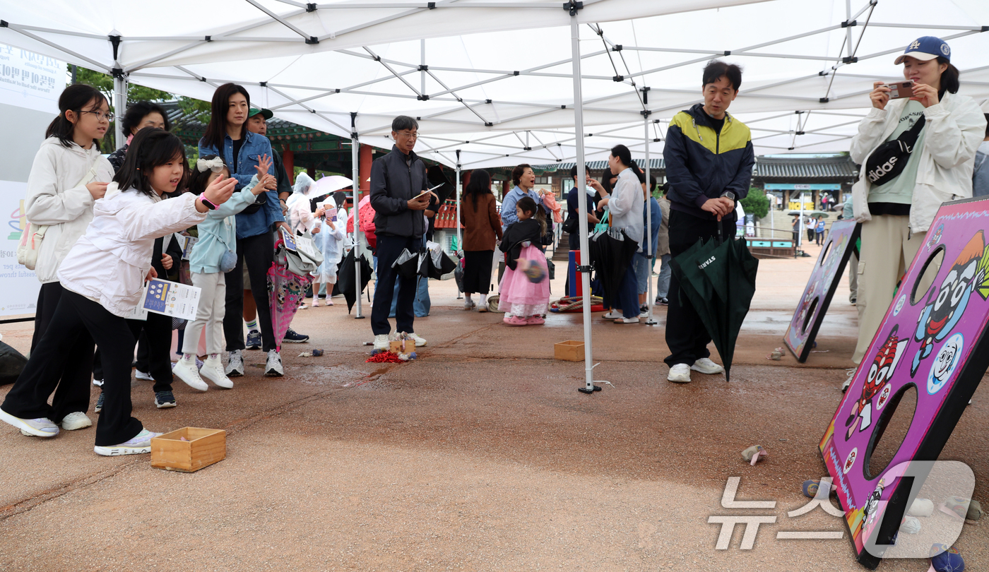 (서울=뉴스1) 김명섭 기자 = 6일 서울 중구 남산골 한옥마을에서 열린 2025 남산골 추석축제 ‘추석 놀이터’ 에서 시민들과 외국인 관광객들이 전통놀이를 즐기고 있다. 2025 …