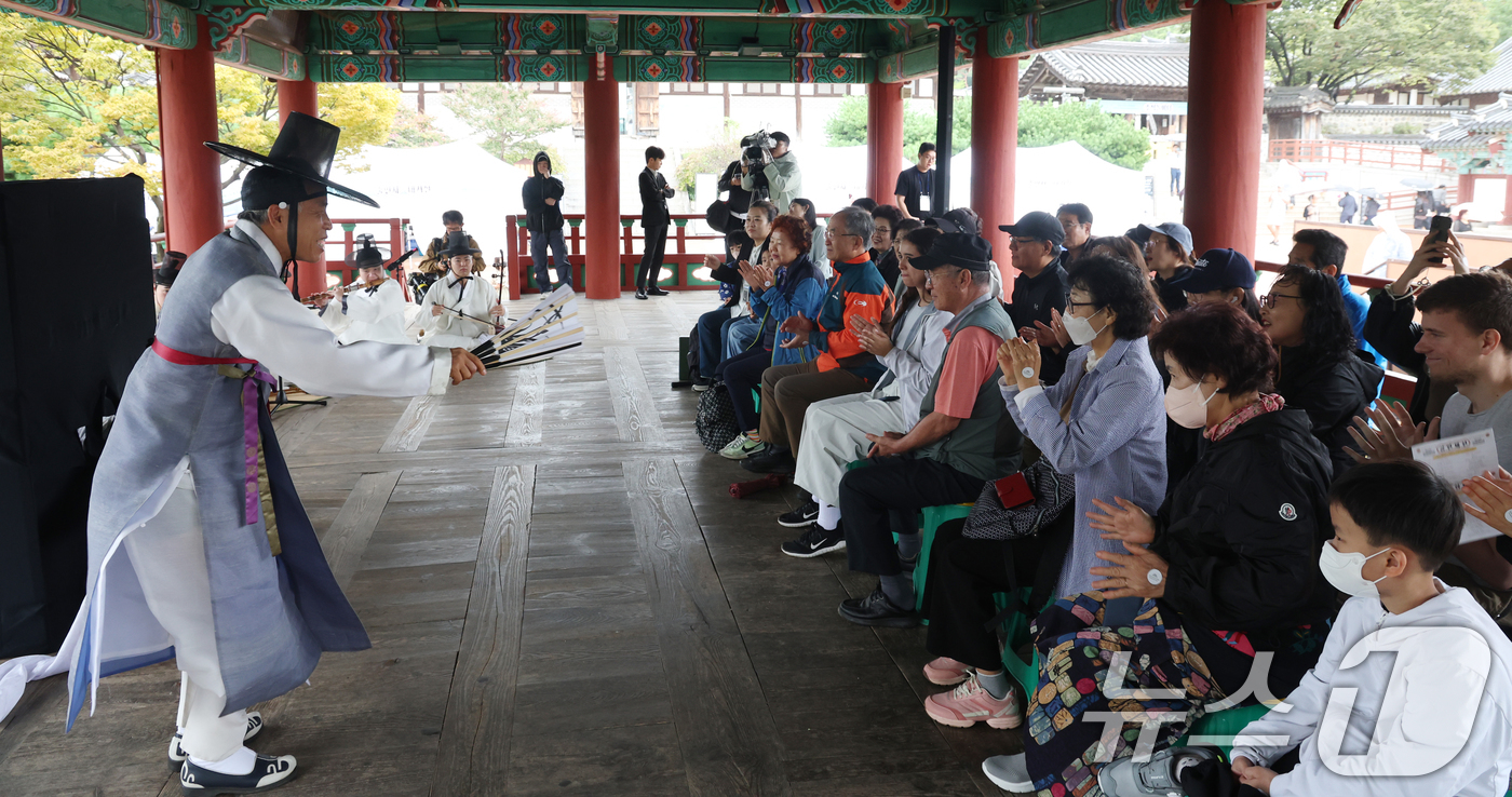 (서울=뉴스1) 김명섭 기자 = 6일 서울 중구 남산골 한옥마을에서 열린 2025 남산골 추석축제 ‘추석 놀이터’ 에서 시민들과 외국인 관광객들이 전통공연을 보며 즐거운 시간을 보 …
