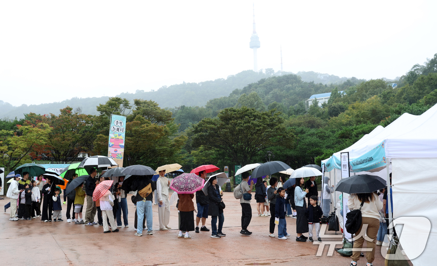 (서울=뉴스1) 김명섭 기자 = 6일 서울 중구 남산골 한옥마을에서 열린 2025 남산골 추석축제 ‘추석 놀이터’ 에서 시민들과 외국인 관광객들이 전통놀이를 즐기고 있다.  202 …