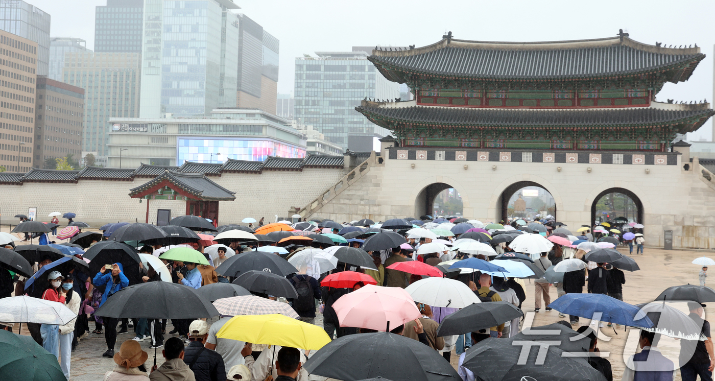 (서울=뉴스1) 김명섭 기자 = 추석인 6일 서울 종로구 경복궁에서 비가 내리는 가운데 시민들과 외국인 관광객들이 나들이를 하고 있다.추석 연휴 기간동안 경복궁, 창덕궁, 덕수궁, …