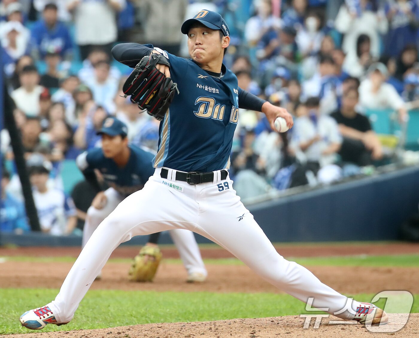 본문 이미지 - 6일 오후 대구 삼성라이온즈파크에서 열린 프로야구 2025 신한 SOL뱅크 KBO 와일드카드 결정전 1차전, 삼성 라이온즈와 NC 다이노스의 경기 NC 선발 구창모가 역투하고 있다. 2025.10.6/뉴스1 ⓒ News1 공정식 기자