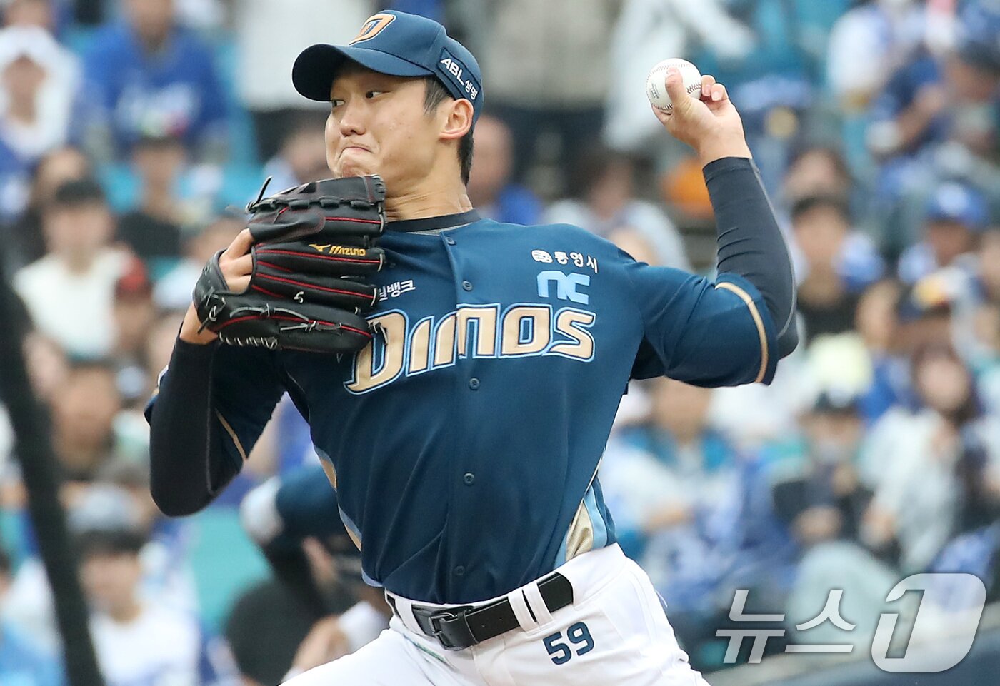 본문 이미지 - 6일 오후 대구 삼성라이온즈파크에서 열린 프로야구 2025 신한 SOL뱅크 KBO 와일드카드 결정전 1차전, 삼성 라이온즈와 NC 다이노스의 경기 NC 선발 구창모가 역투하고 있다. 2025.10.6 ⓒ 뉴스1 공정식 기자