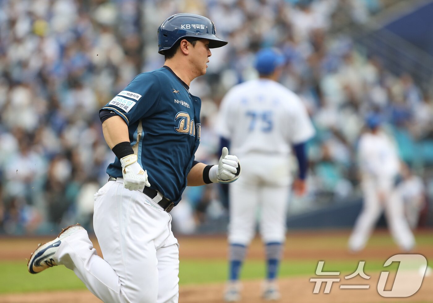 본문 이미지 - 6일 오후 대구 삼성라이온즈파크에서 열린 프로야구 2025 신한 SOL뱅크 KBO 와일드카드 결정전 1차전, 삼성 라이온즈와 NC 다이노스의 경기 5회초 1사 상황 NC 9번타자 김형준이 삼성 선발 후라도를 상대로 좌월 1점 홈런을 친 뒤 그라운드를 달리고 있다. 2025.10.6/뉴스1 ⓒ News1 공정식 기자