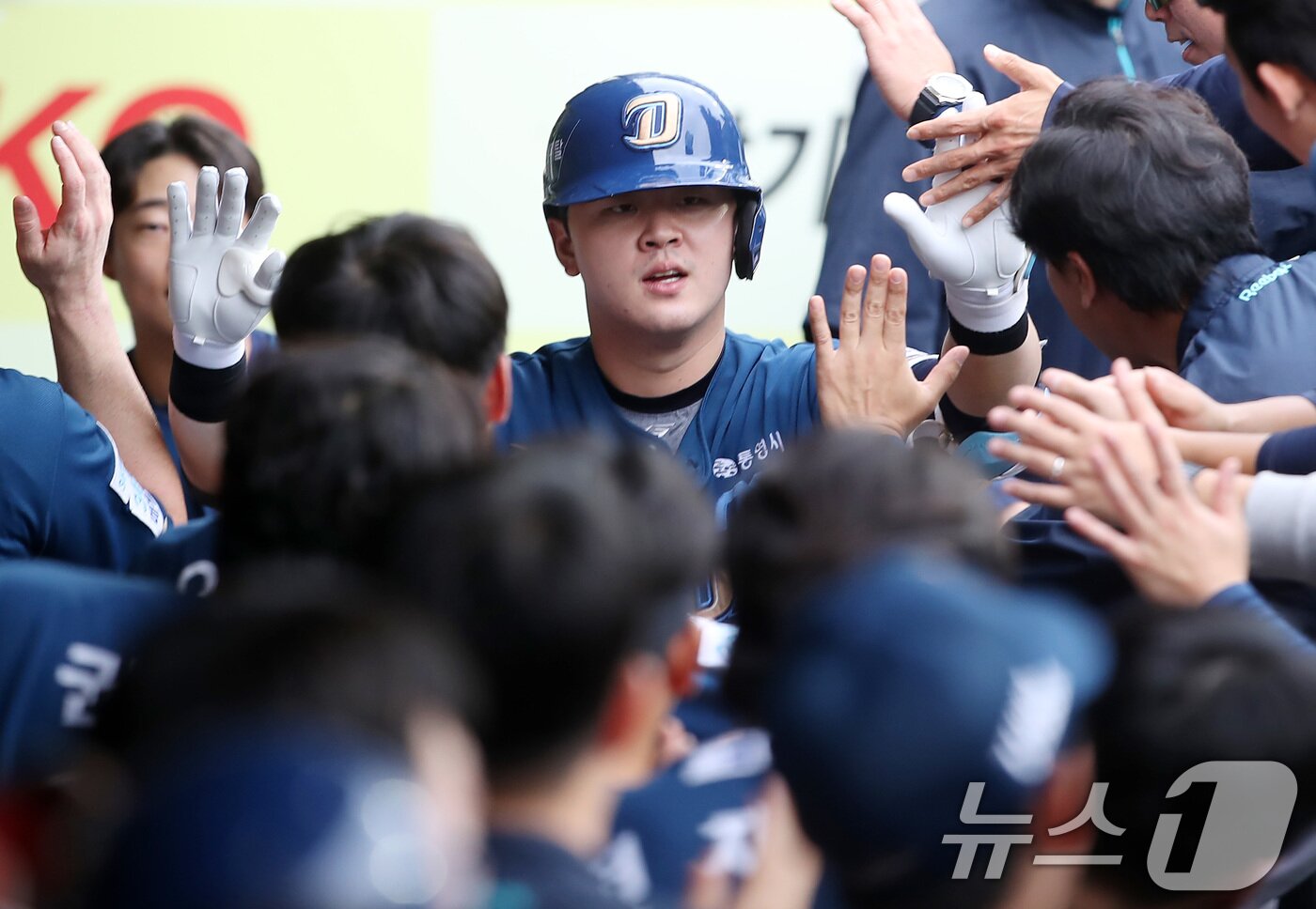 본문 이미지 - 6일 오후 대구 삼성라이온즈파크에서 열린 프로야구 2025 신한 SOL뱅크 KBO 와일드카드 결정전 1차전, 삼성 라이온즈와 NC 다이노스의 경기 5회초 1사 상황 NC 9번타자 김형준이 삼성 선발 후라도를 상대로 좌월 1점 홈런을 친 뒤 축하를 받고 있다. 2025.10.6/뉴스1 ⓒ News1 공정식 기자