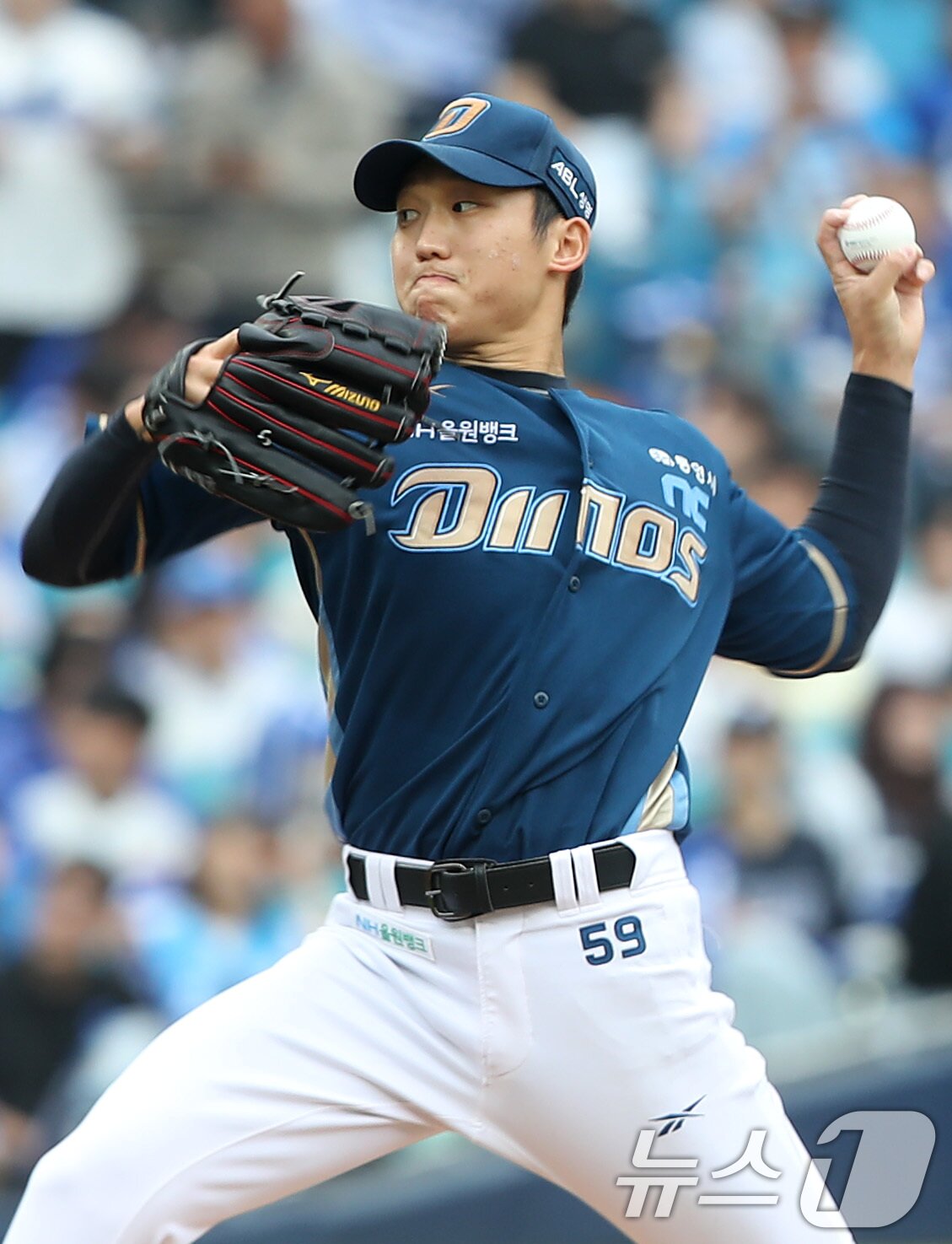 본문 이미지 - 6일 오후 대구 삼성라이온즈파크에서 열린 프로야구 2025 신한 SOL뱅크 KBO 와일드카드 결정전 1차전, 삼성 라이온즈와 NC 다이노스의 경기 NC 선발 구창모가 역투하고 있다. 2025.10.6/뉴스1 ⓒ News1 공정식 기자