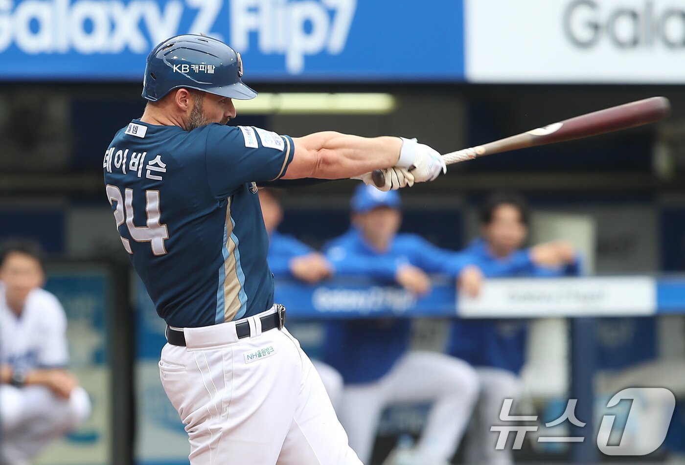 본문 이미지 - 6일 오후 대구 삼성라이온즈파크에서 열린 프로야구 2025 신한 SOL뱅크 KBO 와일드카드 결정전 1차전, 삼성 라이온즈와 NC 다이노스의 경기 5회초 2사 1,3루 상황 NC 4번타자 데이비슨이 중견수 방면 1타점 적시 2루타를 치고 있다. ⓒ News1 공정식 기자
