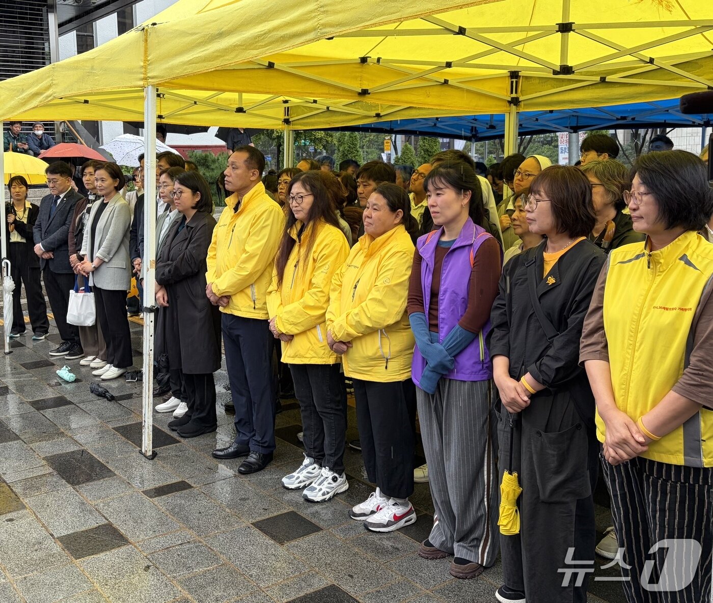 본문 이미지 - 6일 오후 서울 중구 서울특별시의회 앞 4·16 세월호 참사 추모 공간인 &#39;기억과 빛&#39;에서 고인들을 추모하는 행사가 열리고 있다. 2025.10.6/뉴스1 김종훈