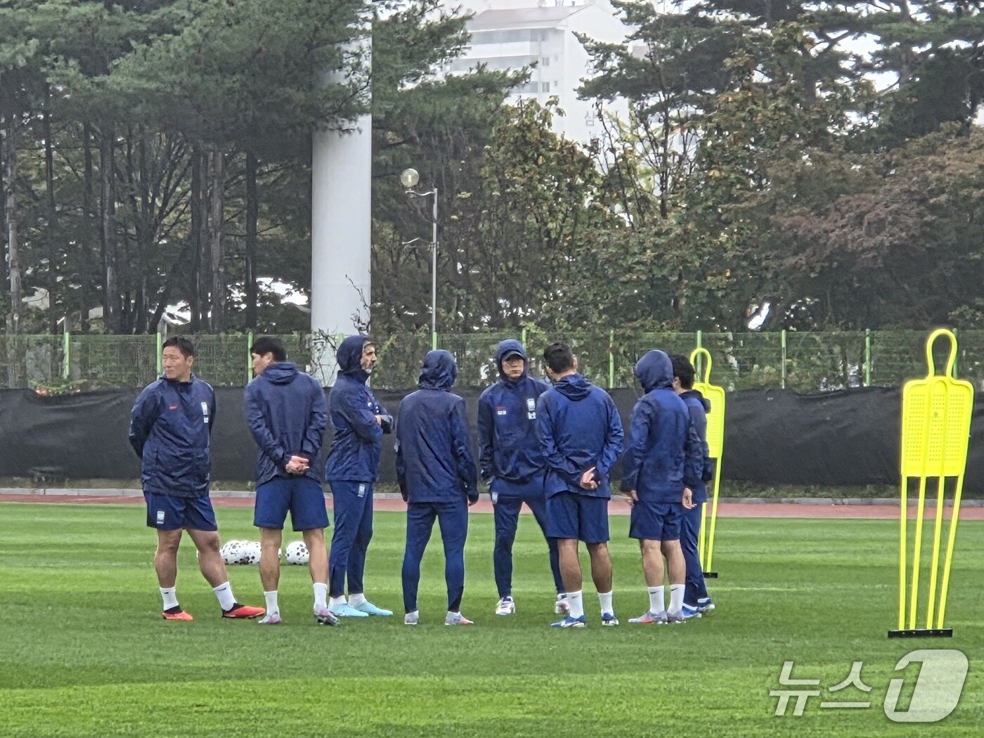 본문 이미지 - 훈련 전 모여 회의를 하는 코칭스태프 ⓒ News1 안영준 기자 