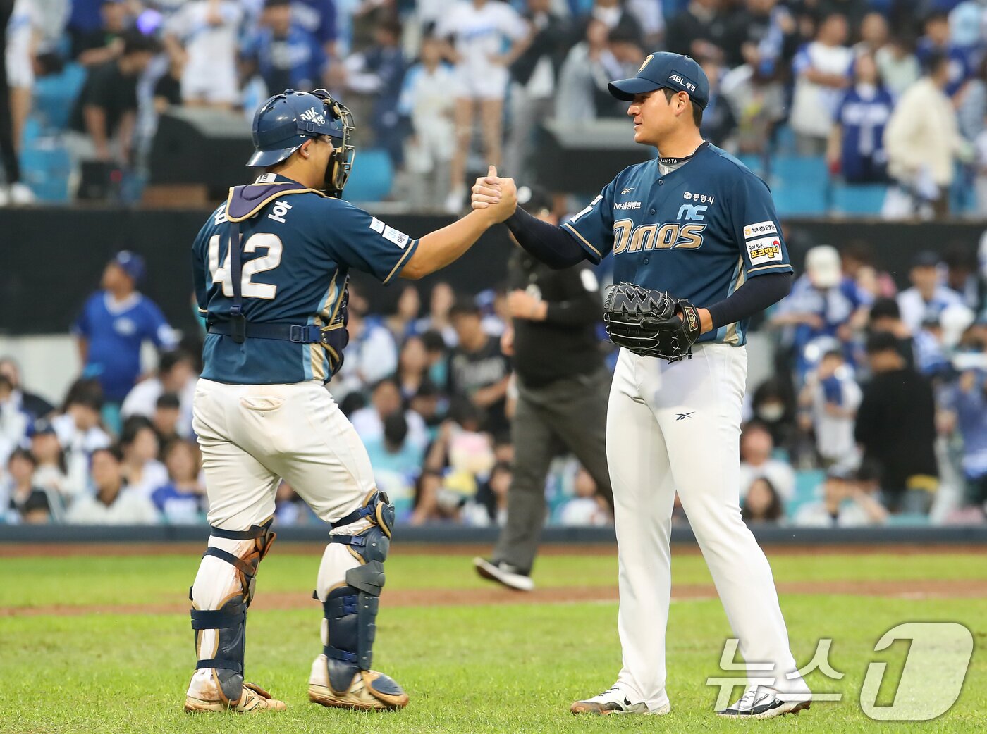 본문 이미지 - 6일 오후 대구 삼성라이온즈파크에서 열린 프로야구 2025 신한 SOL뱅크 KBO 와일드카드 결정전 1차전, 삼성 라이온즈와 NC 다이노스의 경기에서 9회말 마운드에 오른 NC 마무리투수 김진호가 김정호 포수와 손을 잡으며 4대 1 승리를 기뻐하고 있다. 2025.10.6/뉴스1 ⓒ News1 공정식 기자