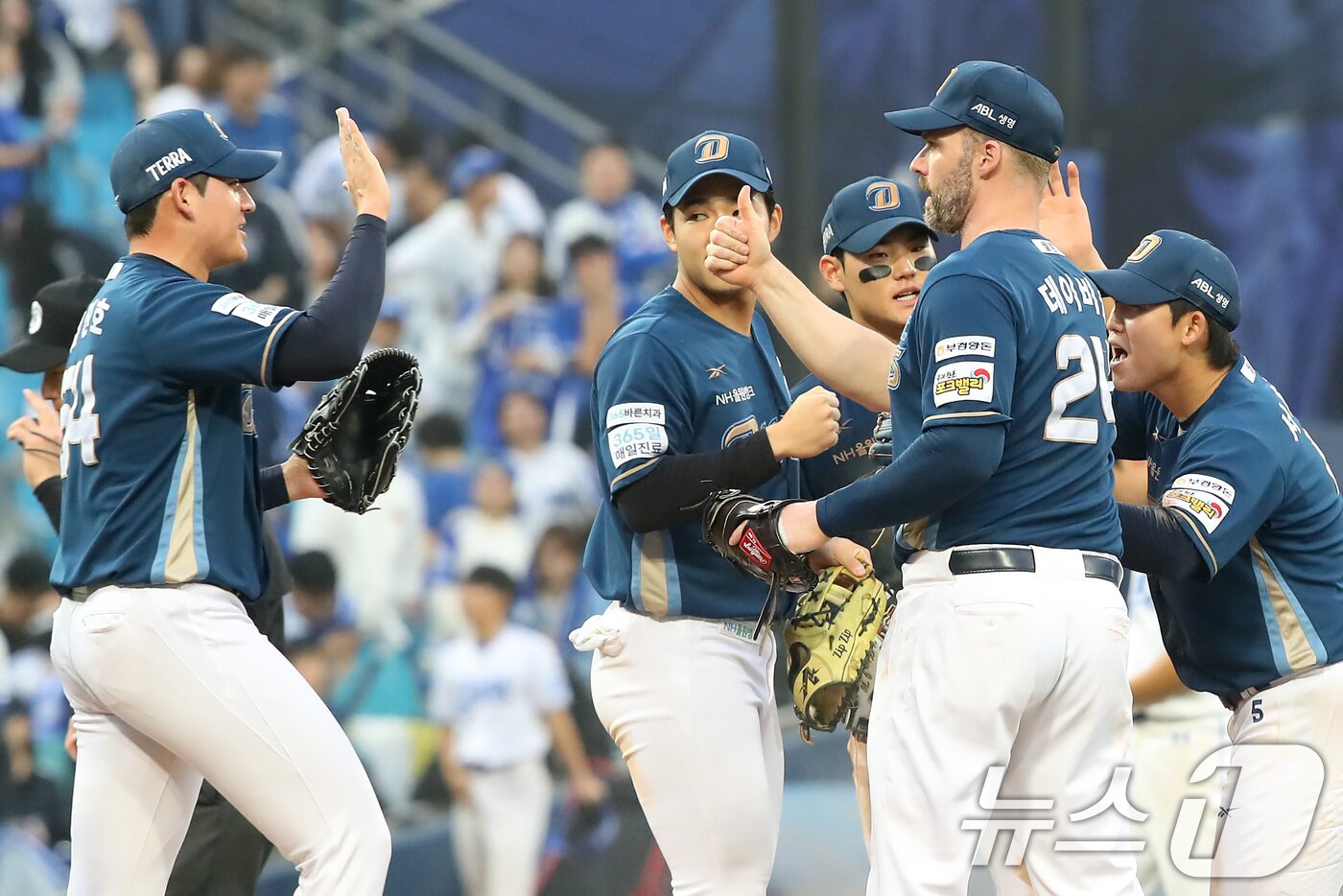 본문 이미지 - 6일 오후 대구 삼성라이온즈파크에서 열린 프로야구 2025 신한 SOL뱅크 KBO 와일드카드 결정전 1차전, 삼성 라이온즈와 NC 다이노스의 경기에서 4대 1 승리를 거둔 NC 선수들이 함께 기뻐하고 있다. 2025.10.6/뉴스1 ⓒ News1 공정식 기자