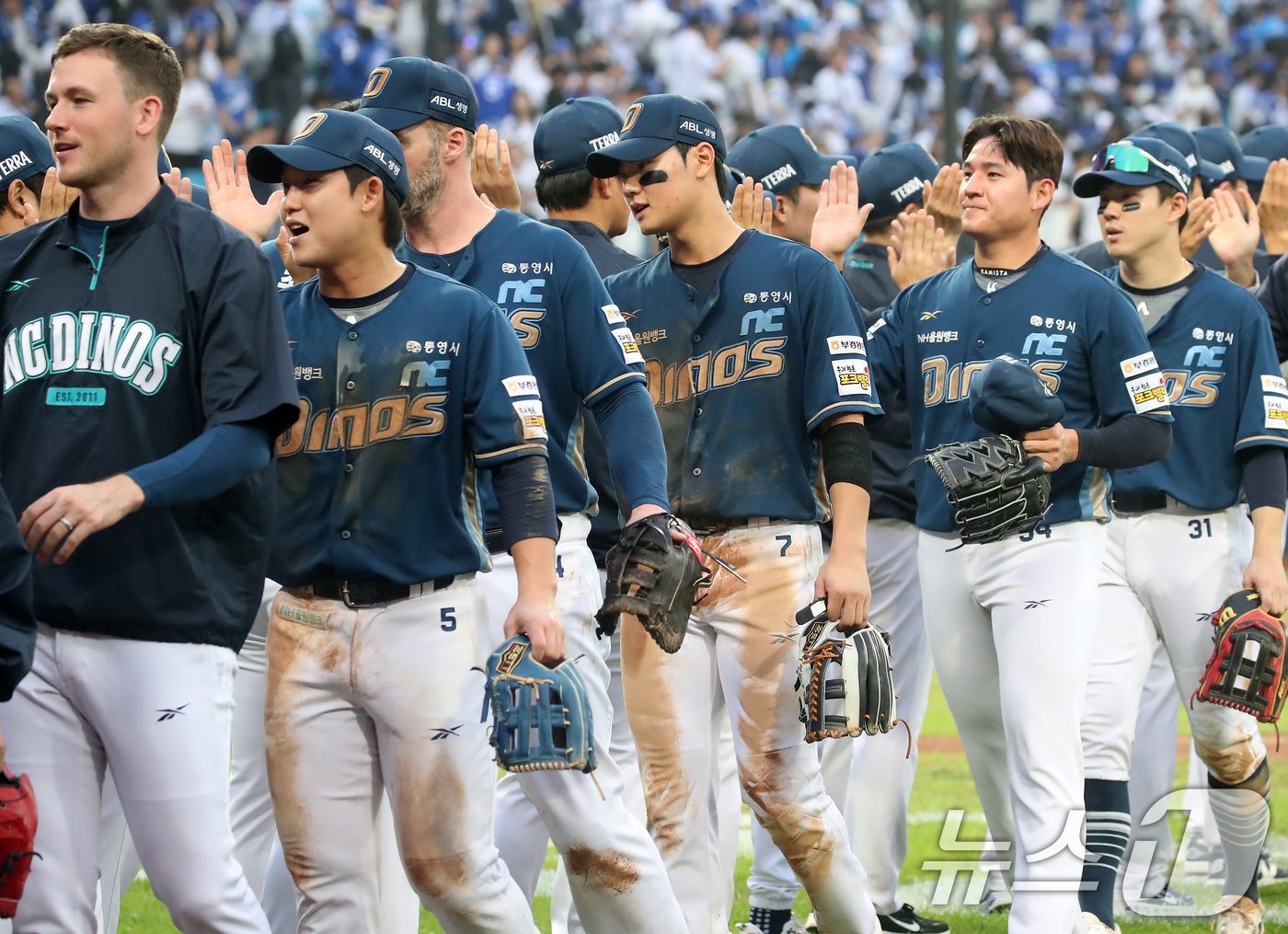 (대구=뉴스1) 공정식 기자 = 6일 오후 대구 삼성라이온즈파크에서 열린 프로야구 2025 신한 SOL뱅크 KBO 와일드카드 결정전 1차전, 삼성 라이온즈와 NC 다이노스의 경기에 …