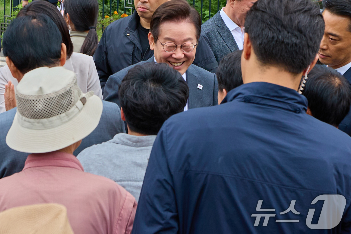 (서울=뉴스1) 허경 기자 = 대통령실은 이재명 대통령이 고향인 경북 안동을 방문한 모습을 6일 SNS에 공개했다. (이재명 대통령 SNS. 재판매 및 DB 금지) 2025.10. …