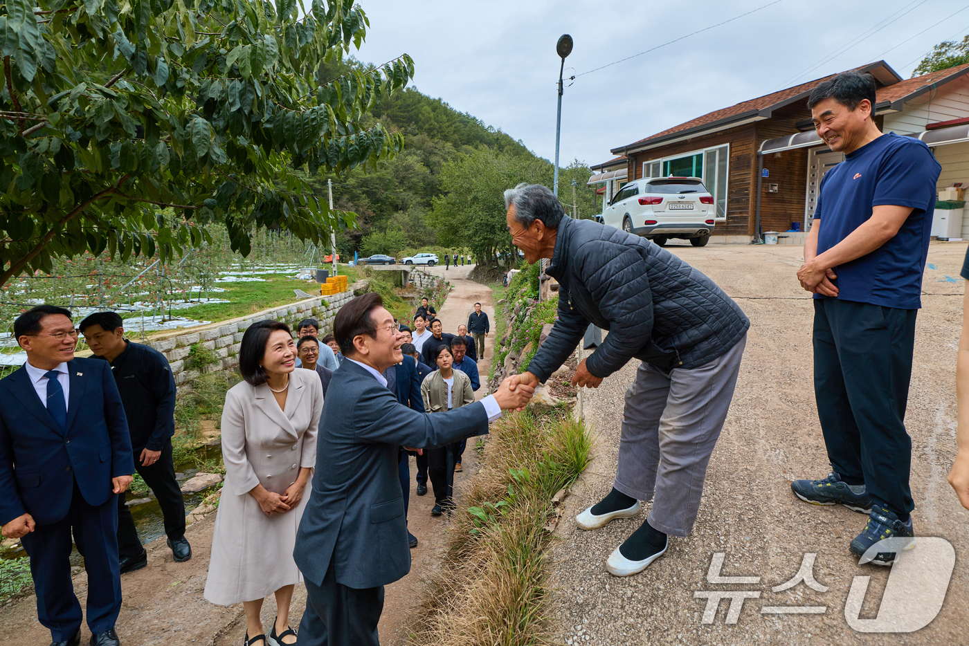 (서울=뉴스1) 허경 기자 = 대통령실은 이재명 대통령과 김혜경 여사가 고향인 경북 안동을 방문한 모습을 6일 SNS에 공개했다. (이재명 대통령 SNS. 재판매 및 DB 금지) …