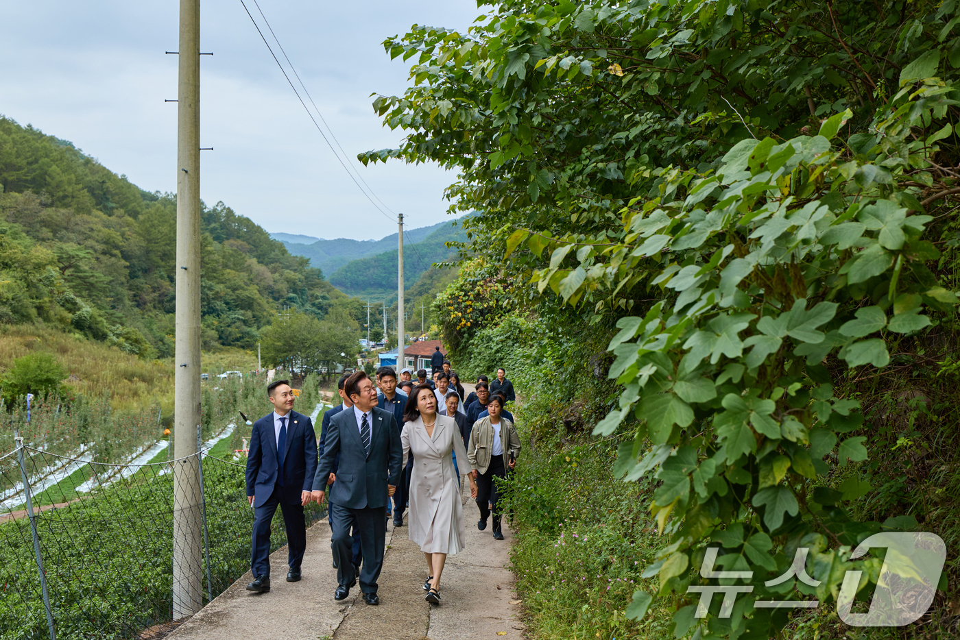(서울=뉴스1) 허경 기자 = 대통령실은 이재명 대통령과 김혜경 여사가 고향인 경북 안동을 방문한 모습을 6일 SNS에 공개했다. (이재명 대통령 SNS. 재판매 및 DB 금지) …