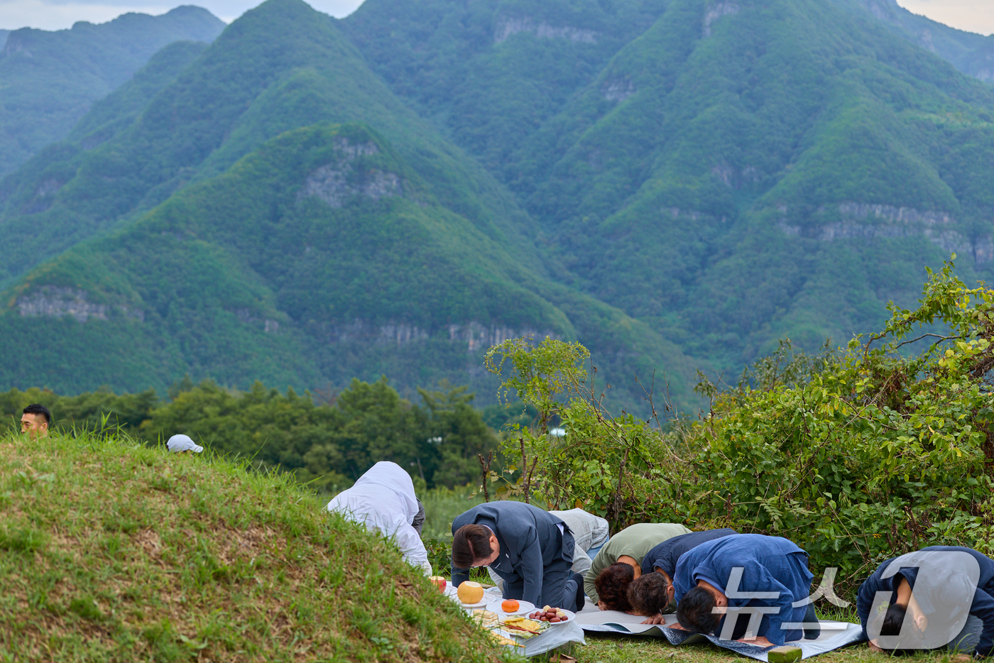 (서울=뉴스1) 허경 기자 = 대통령실은 이재명 대통령이 경북 안동의 선영을 참배하는 모습을 6일 SNS에 공개했다. (이재명 대통령 SNS. 재판매 및 DB 금지) 2025.10 …