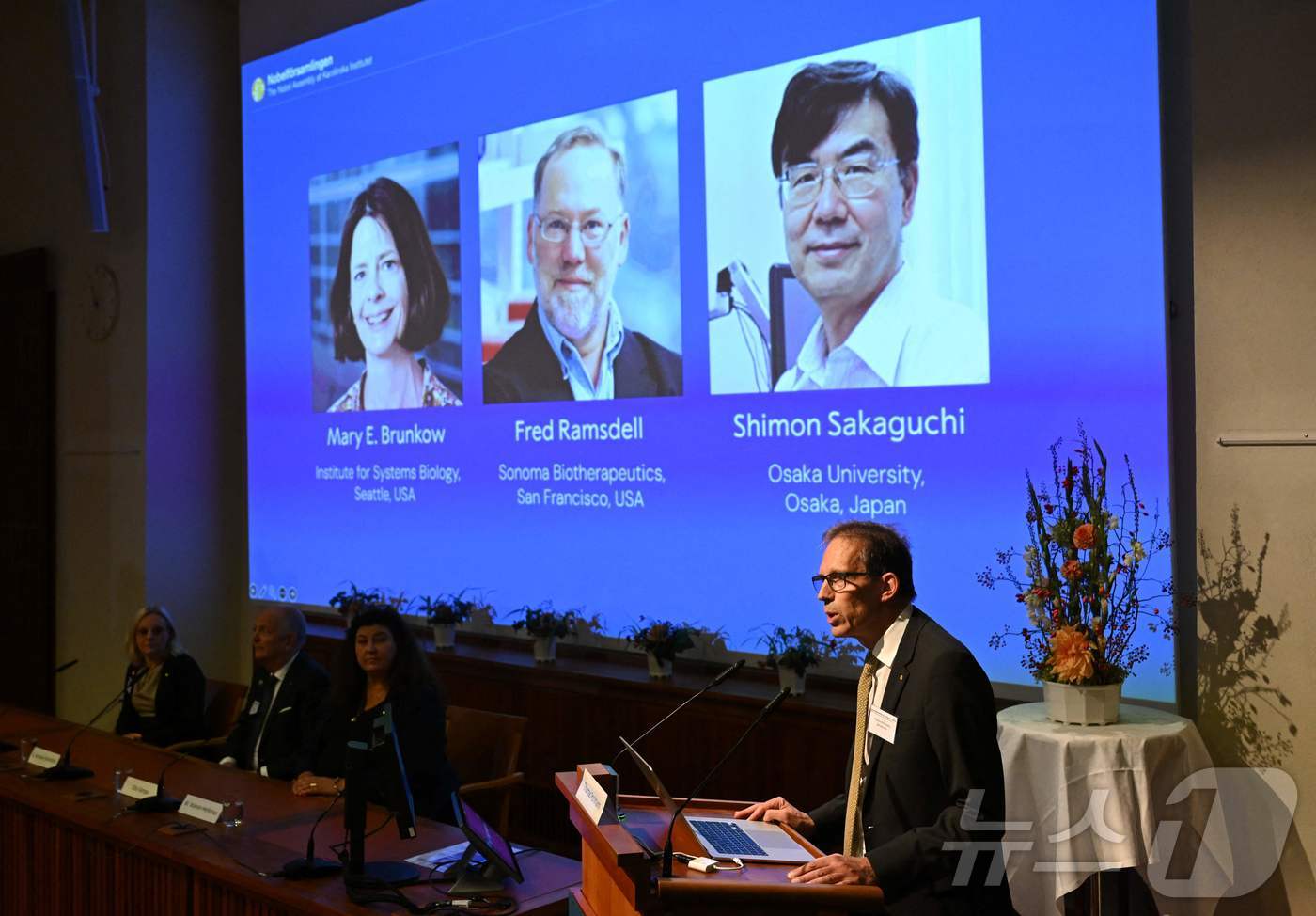 (스톡홀름 AFP=뉴스1) 이지예 객원기자 = 2025년 노벨 생리의학상을 수상한 미국 시스템생물학연구소의 메리 브런코(왼쪽부터), 미국 소노마 바이오테라퓨틱스의 프레드 램스델, …