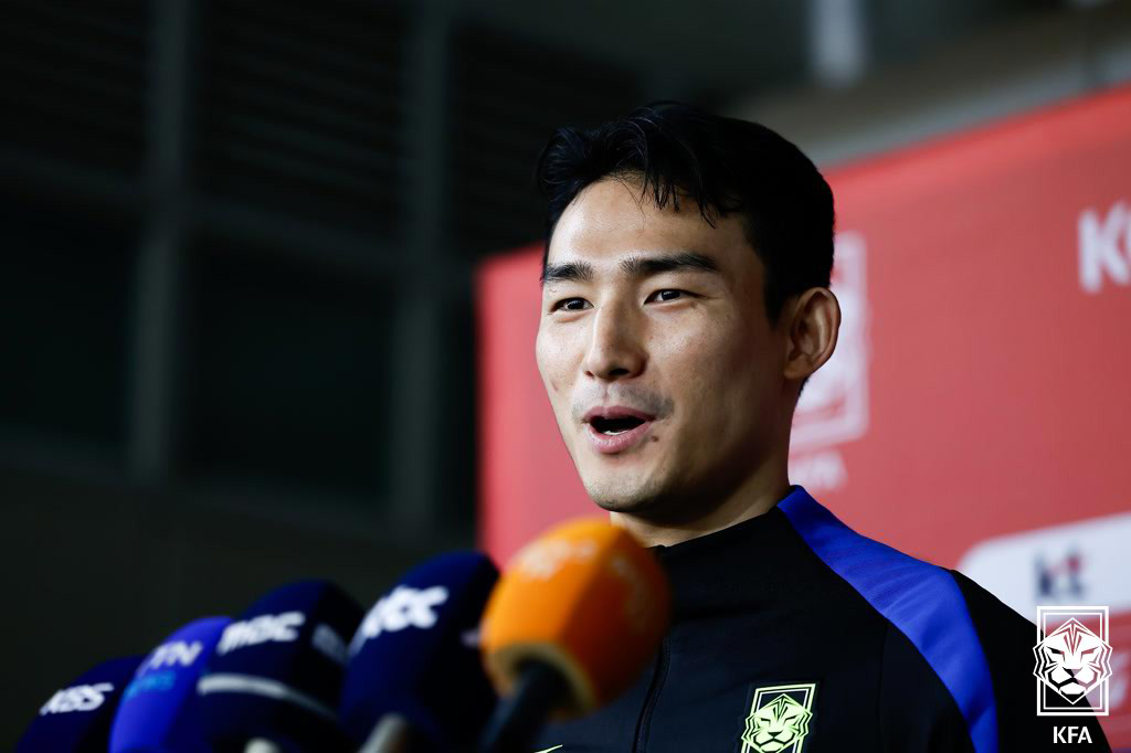 (서울=뉴스1) 김진환 기자 = 대한민국 축구 국가대표팀의 조유민이 6일 오후 경기 고양시 고양종합운동장 보조구장에서 진행되는 훈련에 앞서 취재진과 인터뷰를 하고 있다. (대한축구 …