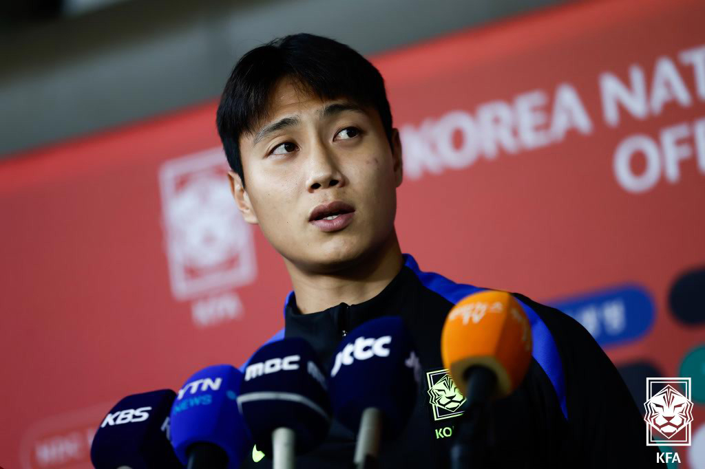 (서울=뉴스1) 김진환 기자 = 대한민국 축구 국가대표팀의 백승호가 6일 오후 경기 고양시 고양종합운동장 보조구장에서 진행되는 훈련에 앞서 취재진과 인터뷰를 하고 있다. (대한축구 …