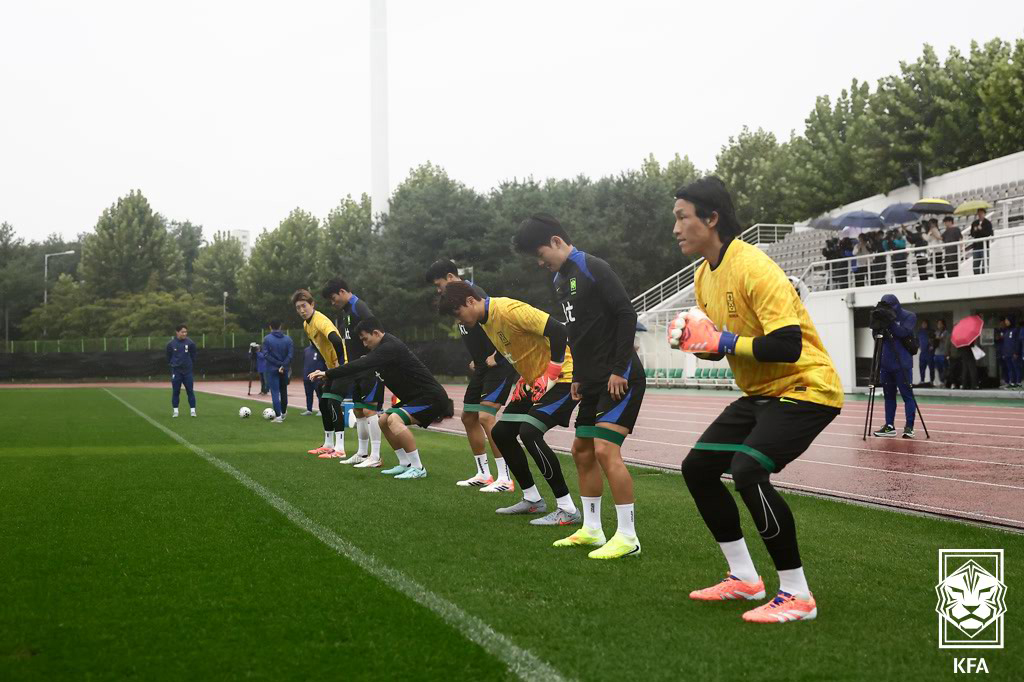 (서울=뉴스1) 김진환 기자 = 대한민국 축구 국가대표팀 선수들이 6일 오후 경기 고양시 고양종합운동장 보조구장에서 진행되는 훈련에 앞서 스트레칭을 하고 있다. (대한축구협회 제공 …