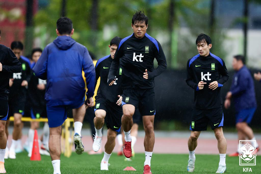 (서울=뉴스1) 김진환 기자 = 대한민국 축구 국가대표팀 김주성(가운데)을 비롯한 선수들이 6일 오후 경기 고양시 고양종합운동장 보조구장에서 진행되는 훈련에서 워밍업을 하고 있다. …
