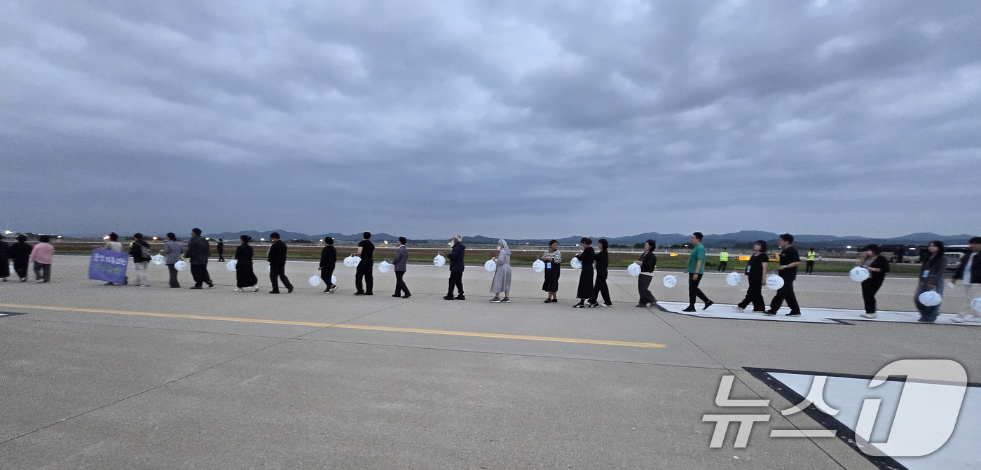 (무안=뉴스1) 김태성 기자 = 무안공항 제주항공 여객기 참사 유가족협의회는6일 전남 무안공항 활주로에서 ‘기억의 활주로, 별이 된 당신께’ 주제로 희생자들을 기억하며 철저한 진상 …