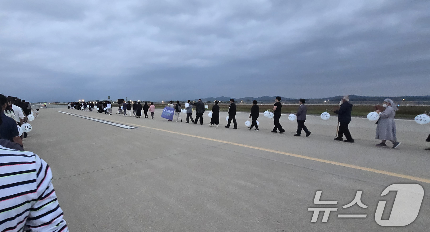 (무안=뉴스1) 김태성 기자 = 무안공항 제주항공 여객기 참사 유가족협의회는6일 전남 무안공항 활주로에서 ‘기억의 활주로, 별이 된 당신께’ 주제로 희생자들을 기억하며 철저한 진상 …