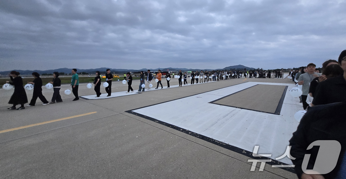 (무안=뉴스1) 김태성 기자 = 무안공항 제주항공 여객기 참사 유가족협의회는6일 전남 무안공항 활주로에서 ‘기억의 활주로, 별이 된 당신께’ 주제로 희생자들을 기억하며 철저한 진상 …
