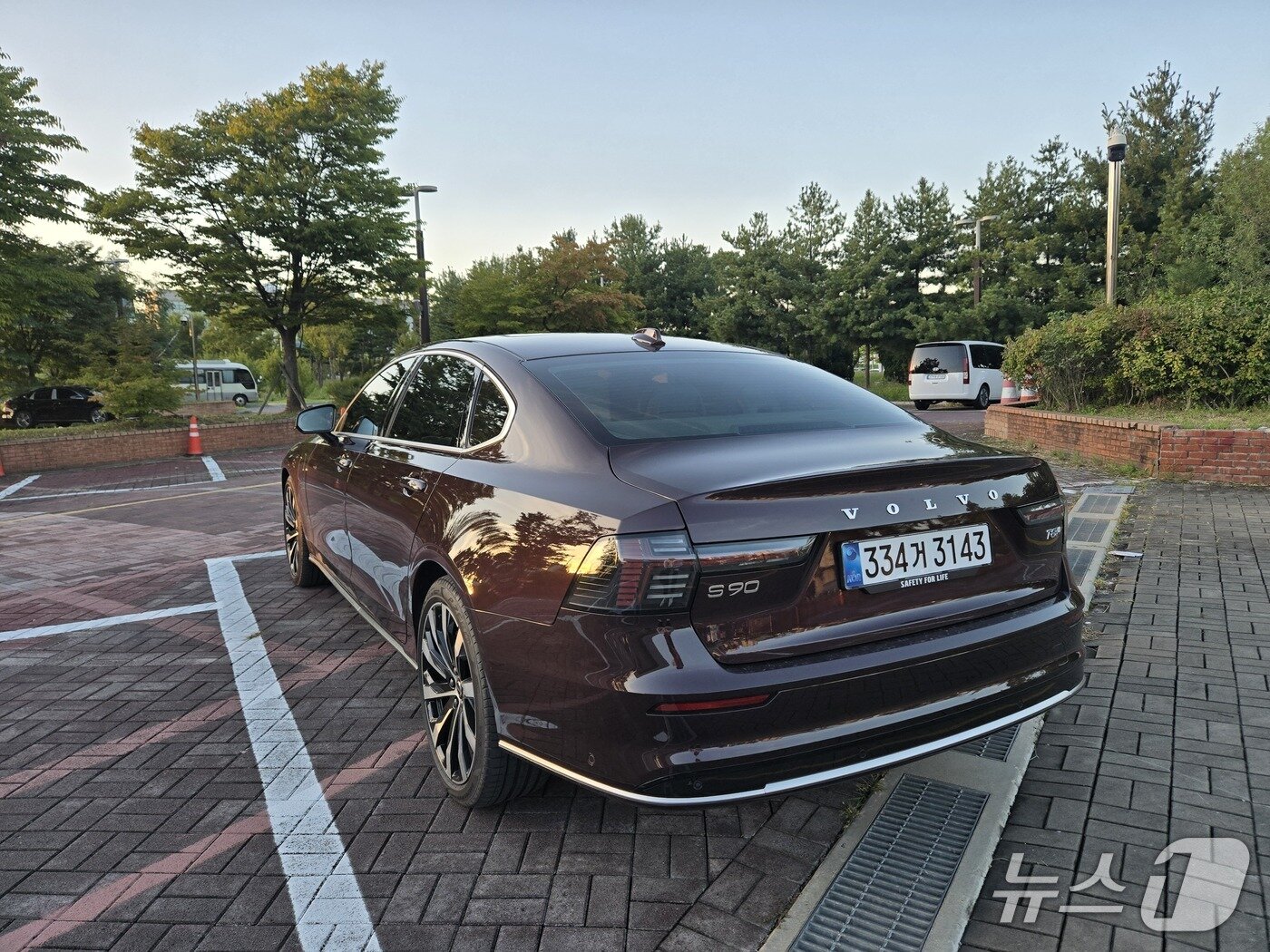 본문 이미지 - 지난달 21일 경기 고양 킨텍스 주차장에서 촬영한 볼보자동차 준대형 세단 &#39;S90&#39; 최상위 T8 트림의 모습. 2차 페이스리프트 모델로 전작의 디귿&#40;ㄷ&#41;자형 테일라이트가 헤드라이트와 같은 토르의 망치&#40;T&#41; 모양으로 통일됐고, 내부 크롬이 전작 대비 어둡게 처리됐다. 2025.09.21/뉴스1 김성식 기자