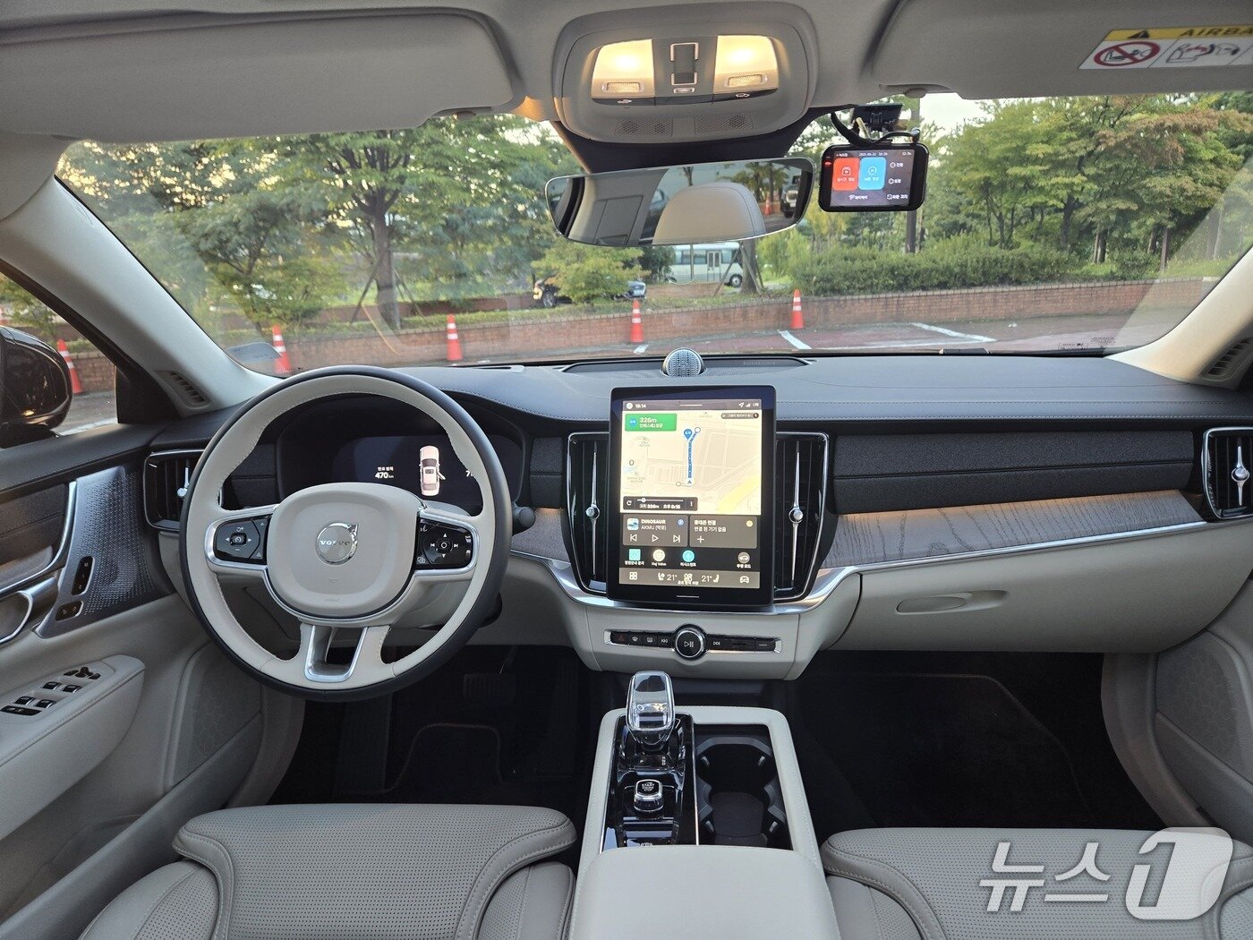 본문 이미지 - 지난달 21일 경기 고양 킨텍스 주차장에서 촬영한 볼보자동차 준대형 세단 &#39;S90&#39; 최상위 T8 트림의 모습. 2차 페이스리프트 모델로 기존 9인치였던 센터 디스플레이가 11.2인치로 확대됐고, 브라운 우드였던 대시보드 장식이 화이트 우드로 대체됐다. 2025.09.21/뉴스1 김성식 기자.