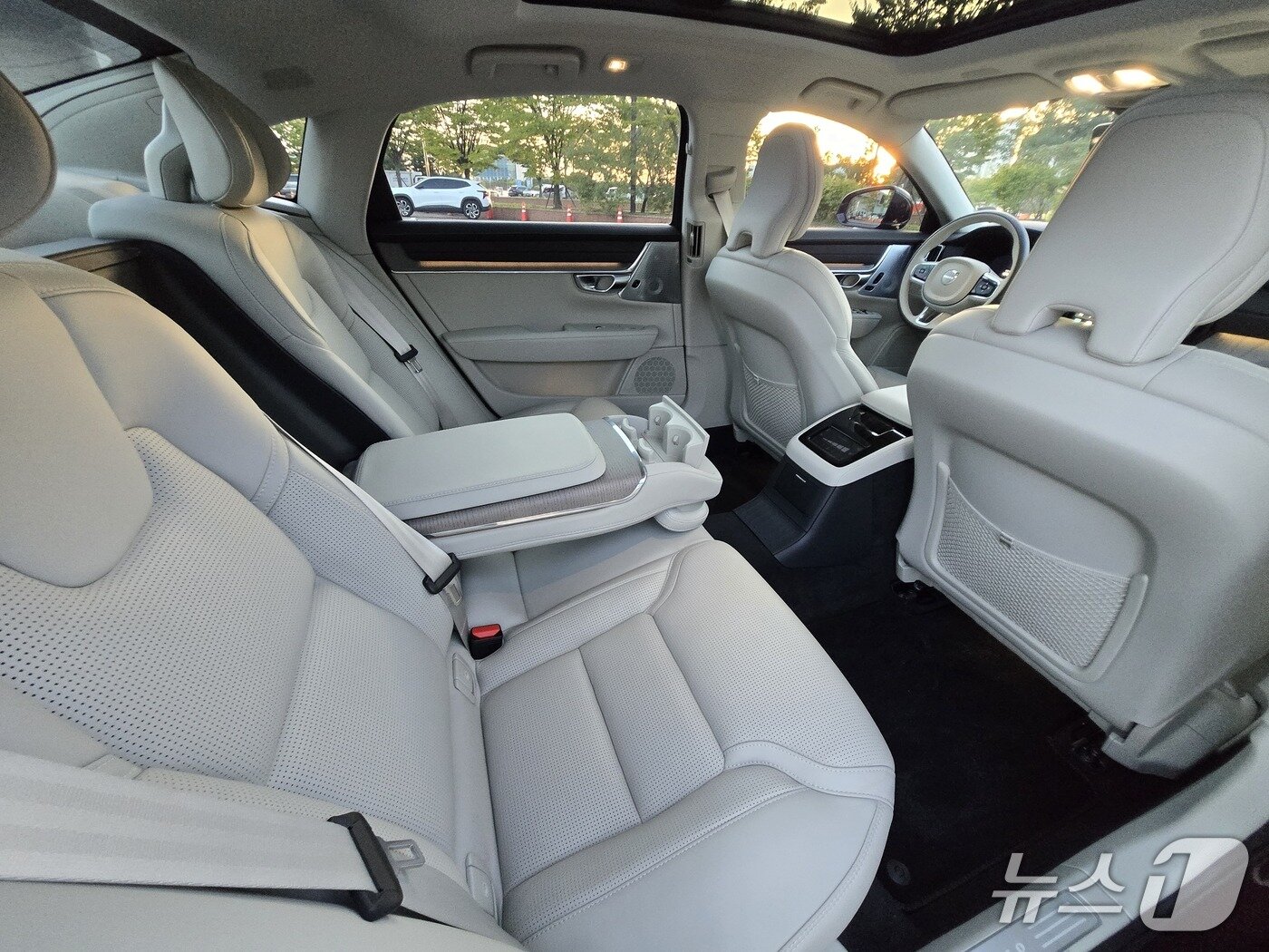 본문 이미지 - 지난달 21일 경기 고양 킨텍스 주차장에서 촬영한 볼보자동차 준대형 세단 &#39;S90&#39; 최상위 T8 트림의 모습. 2차 페이스리프트 모델로 시그니처 시트 색상은 주황빛 앰버에서 흰빛인 블론드로 바뀌었다. 휠베이스는 전작과 동일한 3060㎜이지만 여전히 동급 세단 최장을 자랑한다. 2025.09.21/뉴스1 김성식 기자.