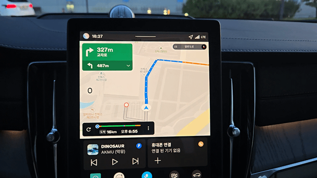 본문 이미지 - 신형 S90에 탑재된 센터 디스플레이.11.2인치로 전작 대비 2.2인치 더 커진 데다 칩셋으로는 퀄컴 시스템온칩&#40;SoC&#41;인 스냅드래곤이 탑재돼 2배 더 빠른 응답속도를 보인다. 2025.09.21/뉴스1 김성식 기자