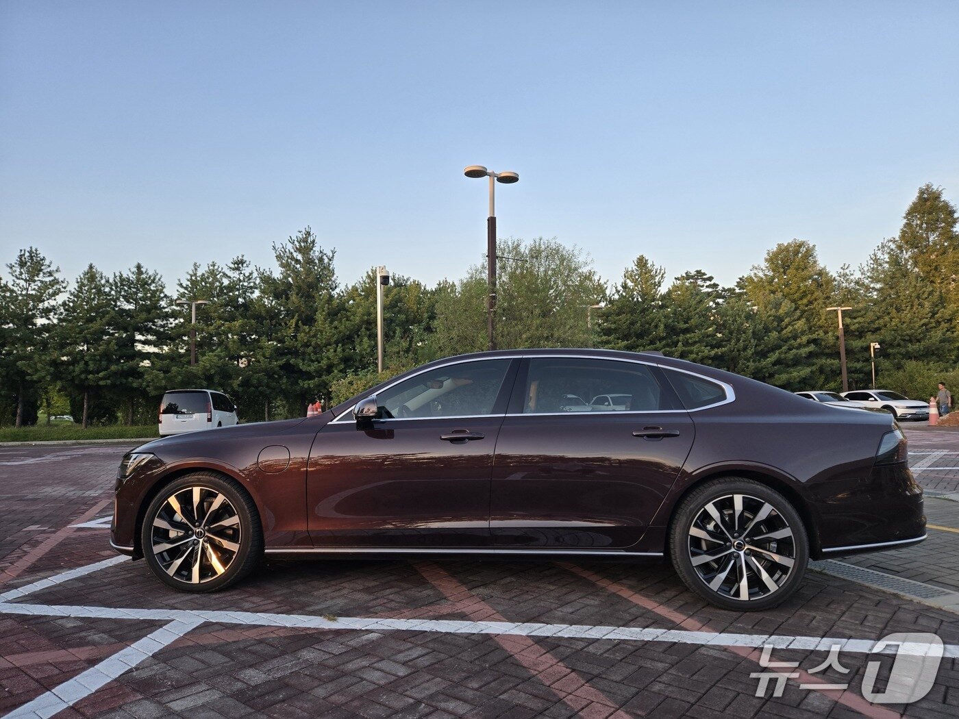 본문 이미지 - 지난달 21일 경기 고양 킨텍스 주차장에서 촬영한 볼보자동차 준대형 세단 &#39;S90&#39; 최상위 T8 트림의 모습. 2차 페이스리프트 모델로 휠베이스는 전작과 동일한 3060㎜이지만 여전히 동급 세단 최장을 자랑한다. 2025.09.21/뉴스1 김성식 기자