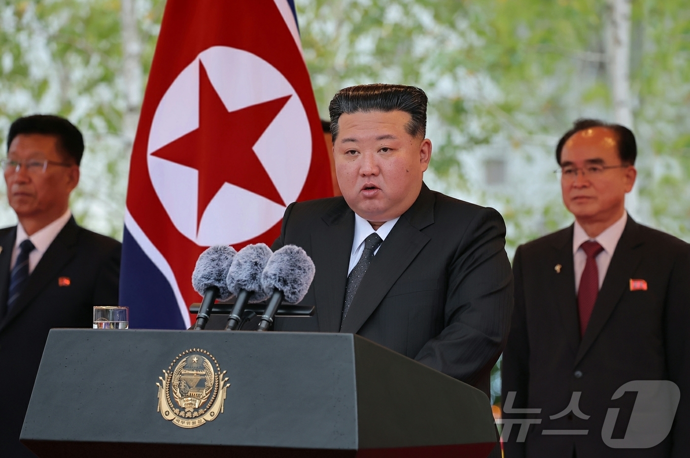 (평양 노동신문=뉴스1) = 북한 노동당 기관지 노동신문은 7일 전날 평양종합병원 준공식에 참석한 김정은 당 총비서가 "정말로 제일 하고싶었던 일들 중에 마음속 제일 첫자리에 항 …