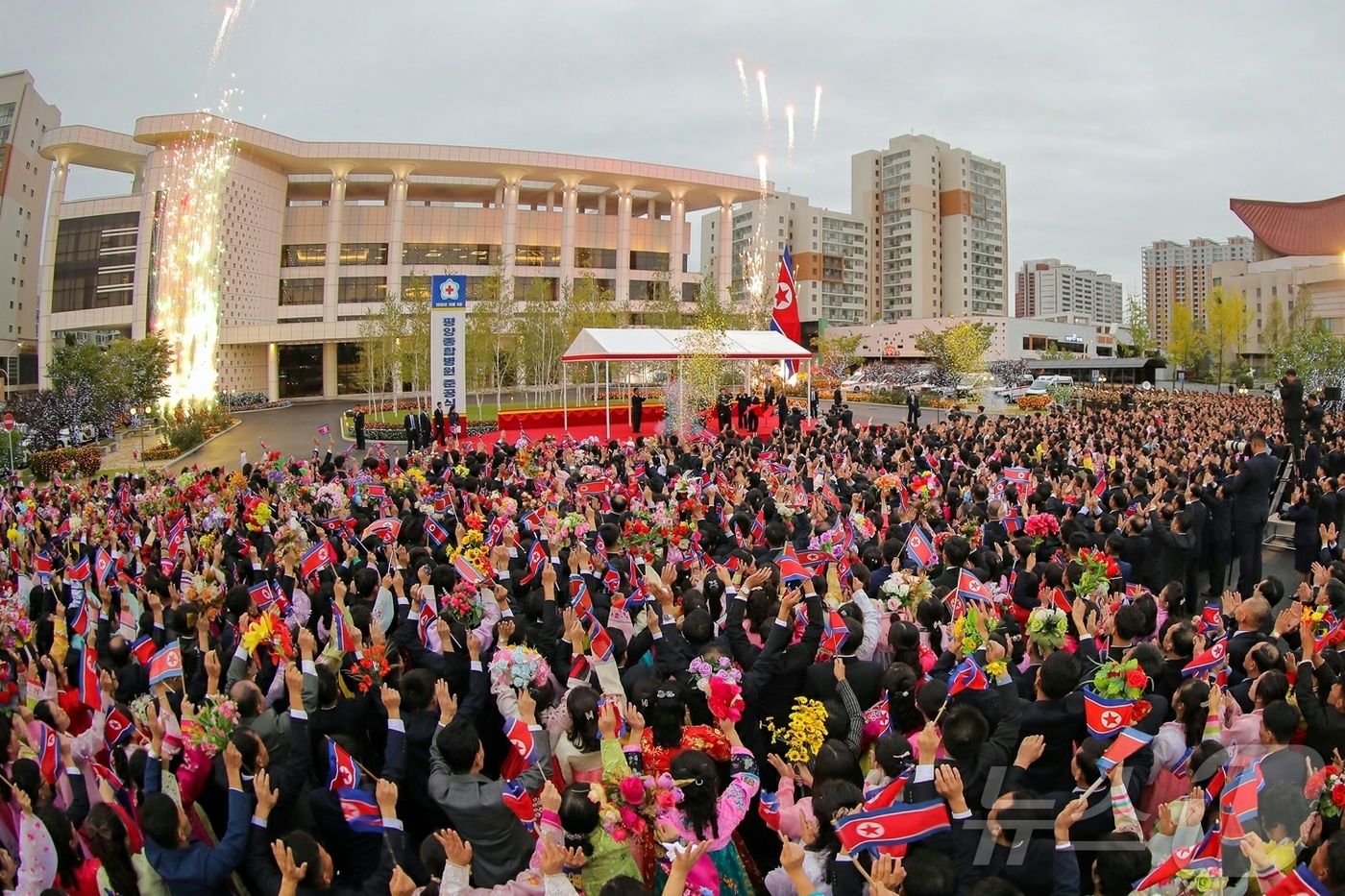 (평양 노동신문=뉴스1) = 북한 노동당 기관지 노동신문은 7일 전날 평양종합병원 준공식에 참석한 김정은 당 총비서가 "정말로 제일 하고싶었던 일들 중에 마음속 제일 첫자리에 항상 …