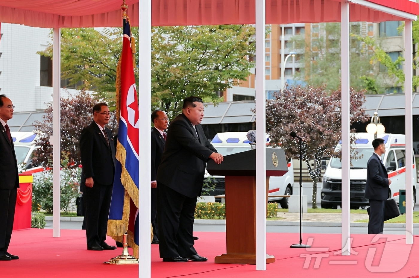 (평양 노동신문=뉴스1) = 북한 노동당 기관지 노동신문은 7일 전날 평양종합병원 준공식에 참석한 김정은 당 총비서가 "정말로 제일 하고 싶었던 일들 중에 마음속 제일 첫 자리에 …