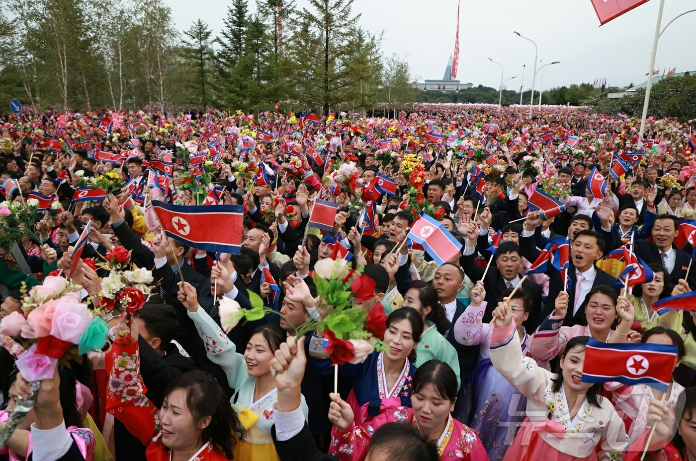 (평양 노동신문=뉴스1) = 북한 노동당 기관지 노동신문은 7일 전날 평양종합병원 준공식에 참석한 김정은 당 총비서가 "정말로 제일 하고싶었던 일들 중에 마음속 제일 첫자리에 항상 …