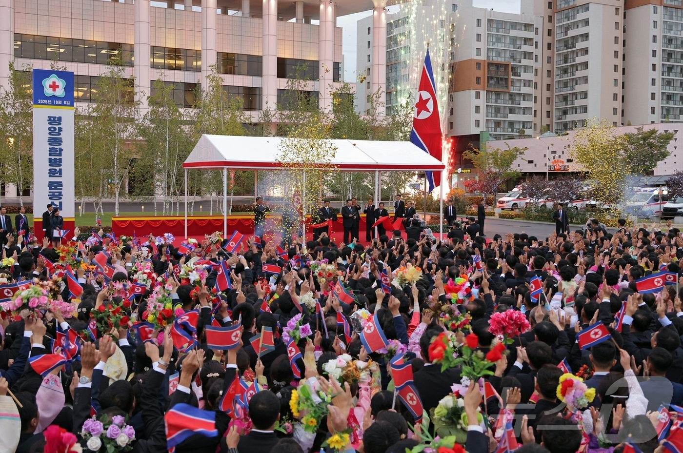 (평양 노동신문=뉴스1) = 북한 노동당 기관지 노동신문은 7일 전날 평양종합병원 준공식에 참석한 김정은 당 총비서가 "정말로 제일 하고싶었던 일들 중에 마음속 제일 첫자리에 항상 …