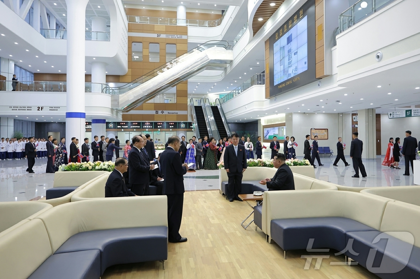 (평양 노동신문=뉴스1) = 북한 노동당 기관지 노동신문은 7일 전날 평양종합병원 준공식에 참석한 김정은 당 총비서가 "정말로 제일 하고싶었던 일들 중에 마음속 제일 첫자리에 항상 …