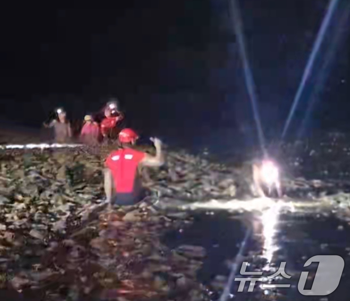 (광주=뉴스1) 이수민 기자 = 추석 명절 당일이었던 지난 6일 오후 7시 13분쯤 전남 신안군 중도면의 한 갯벌에서 목포해경이 일가족을 구조하고 있다.(목포해경 제공. 재판매 및 …