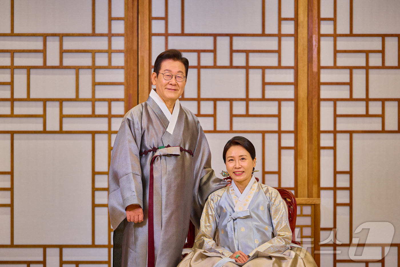 (서울=뉴스1) 이재명 기자 = 대통령실은 7일 이재명 대통령과 김혜경 여사가 영상 메시지를 통해 국민들에게 추석 명절 인사를 하고 있는 모습을 SNS를 통해 공개했다. (이재명 …