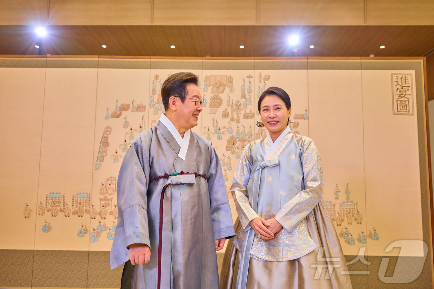 (서울=뉴스1) 이재명 기자 = 대통령실은 7일 이재명 대통령과 김혜경 여사가 영상 메시지를 통해 국민들에게 추석 명절 인사를 하고 있는 모습을 SNS를 통해 공개했다. (이재명 …