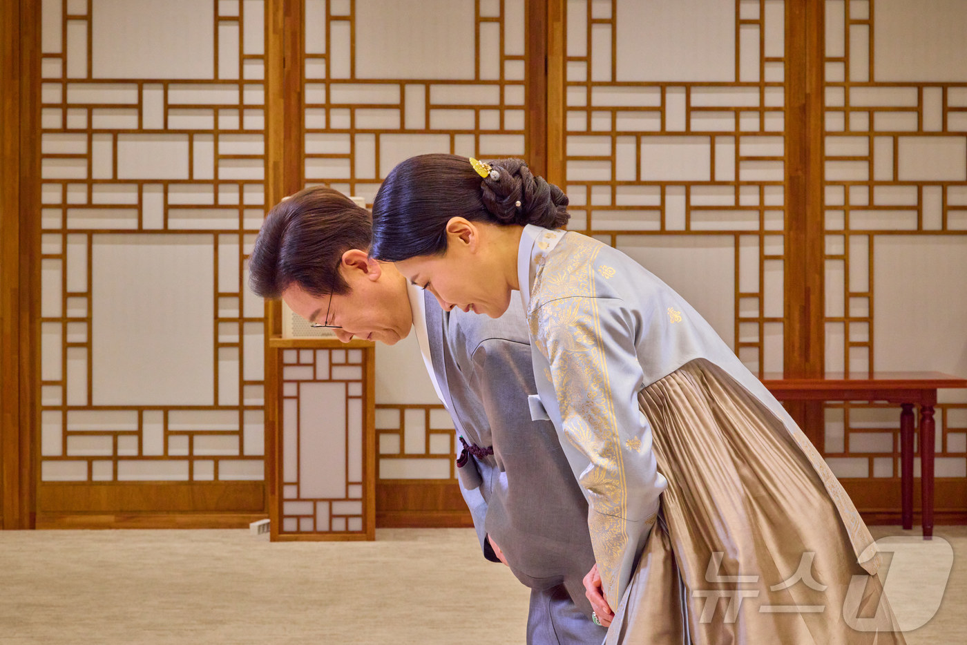 (서울=뉴스1) 이재명 기자 = 대통령실은 7일 이재명 대통령과 김혜경 여사가 영상 메시지를 통해 국민들에게 추석 명절 인사를 하고 있는 모습을 SNS를 통해 공개했다. (이재명 …