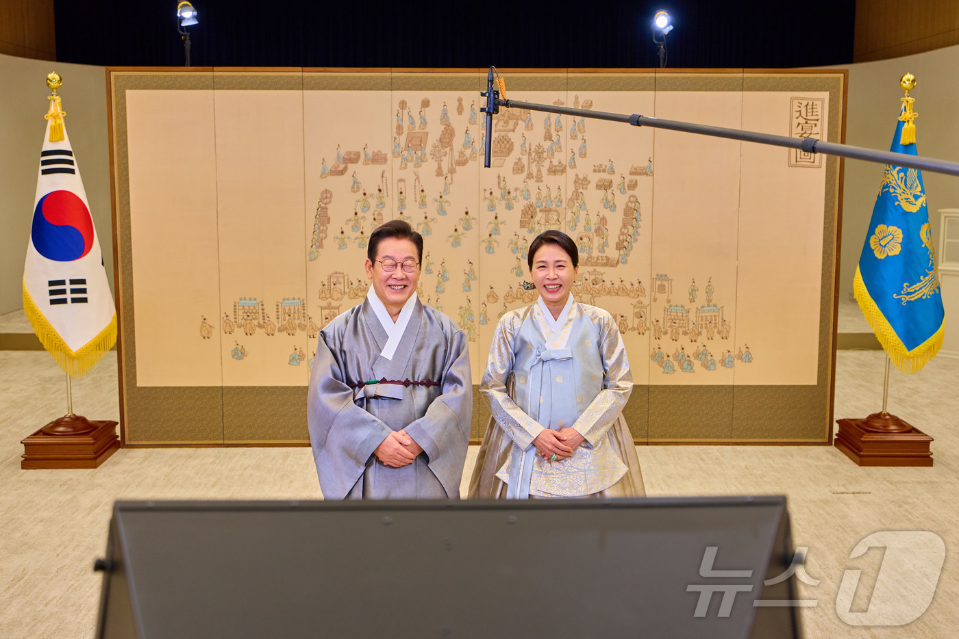 (서울=뉴스1) 이재명 기자 = 대통령실은 7일 이재명 대통령과 김혜경 여사가 영상 메시지를 통해 국민들에게 추석 명절 인사를 하고 있는 모습을 SNS를 통해 공개했다. (이재명 …