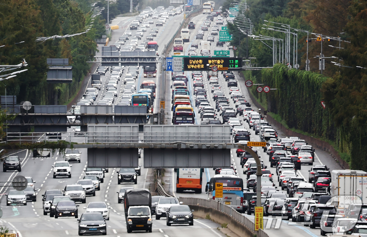 (서울=뉴스1) 김민지 기자 = 추석 다음 날인 7일 서울 서초구 잠원IC 인근 경부고속도로 상행선(왼쪽)·하행선 방향 차량들이 서행하고 있다.한국도로공사는 귀성 방향 정체가 낮 …