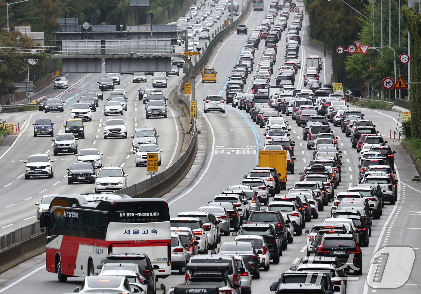(서울=뉴스1) 김민지 기자 = 추석 다음 날인 7일 서울 서초구 잠원IC 인근 경부고속도로 상행선(왼쪽)·하행선 방향 차량들이 서행하고 있다.한국도로공사는 귀성 방향 정체가 낮 …