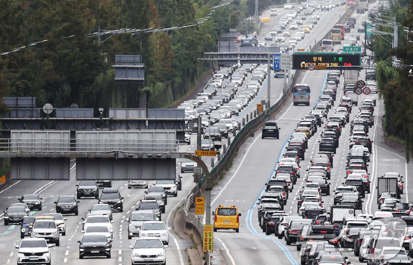 (서울=뉴스1) 김민지 기자 = 추석 다음 날인 7일 서울 서초구 잠원IC 인근 경부고속도로 상행선(왼쪽)·하행선 방향 차량들이 서행하고 있다.한국도로공사는 귀성 방향 정체가 낮 …
