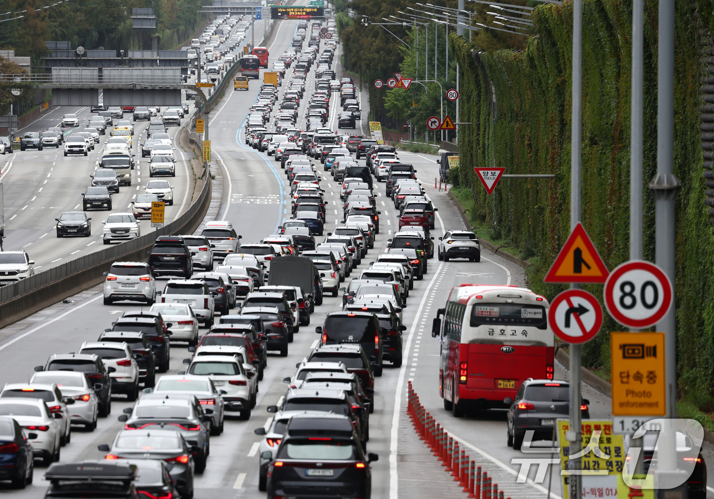 (서울=뉴스1) 김민지 기자 = 추석 다음 날인 7일 서울 서초구 잠원IC 인근 경부고속도로 상행선(왼쪽)·하행선 방향 차량들이 서행하고 있다.한국도로공사는 귀성 방향 정체가 낮 …