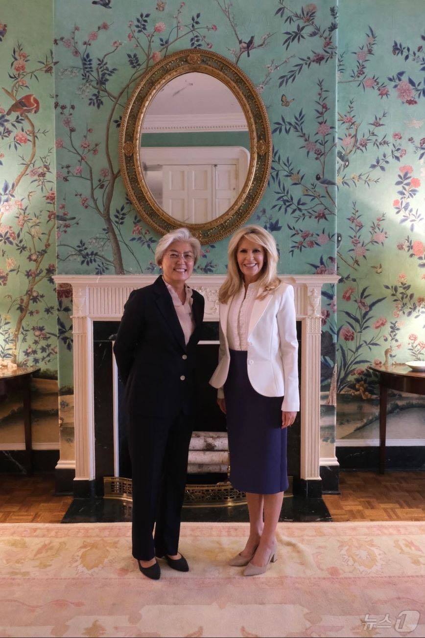 본문 이미지 - 강경화 주미대사가 6일&#40;현지시간&#41; 오전 미 국무부 모니카 크롤리 의전장을 면담하고, 신임장 사본을 제출한 뒤 기념촬영을 하고 있다.&#40;주미국대한민국대사관 페이스북, 재판매 및 DB금지&#41; ⓒ News1 류정민 특파원